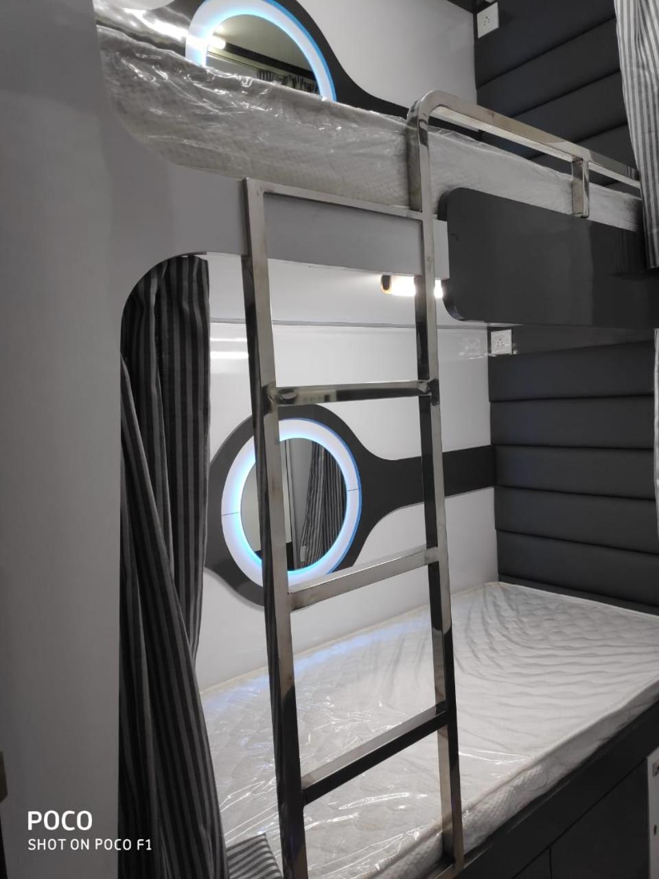 Ocean Dormitory Bombay Extérieur photo
